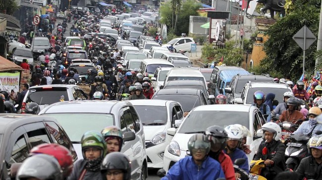 Kemacetan terjadi sejang siang hari. Polisi telah menutup jalur menuju puncak untuk memperlancar kendaraan yang akan turun. Polisi juga mengalihkan arus.
