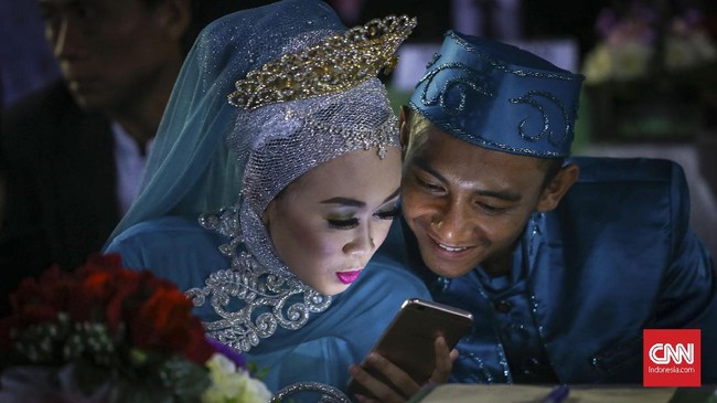 Kemenag Luncurkan Kartu Nikah, DPR Minta Kaji Ulang Kementerian Agama meluncurkan kartu identitas nikah berbasis teknologi informasi dengan akurasi data agar mudah dibawa. DPR meminta Kemenag mengkaji ulang.