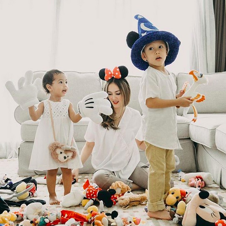 <p>Nggak apa-apa rumah berantakan yang penting Bunda Cathy, Kakak Gabriel, sama Adik Carla happy. (Foto: Instagram/ @cathysharon)</p>