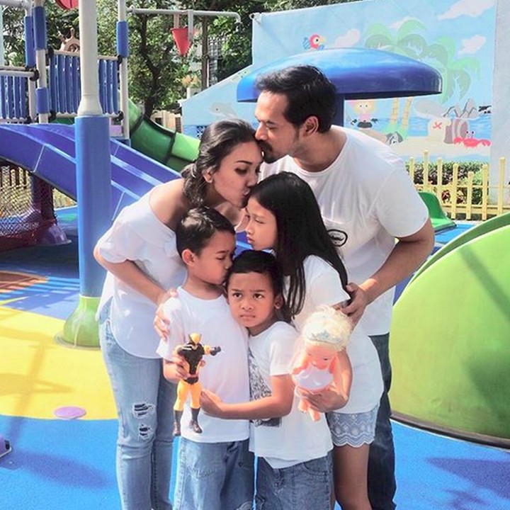 <p>Begini pose saling cium keluarga Oka Antara dan Rara Wiritanaya. Hi-hi-hi. (Foto: Instagram/ @oks_antara)  </p>