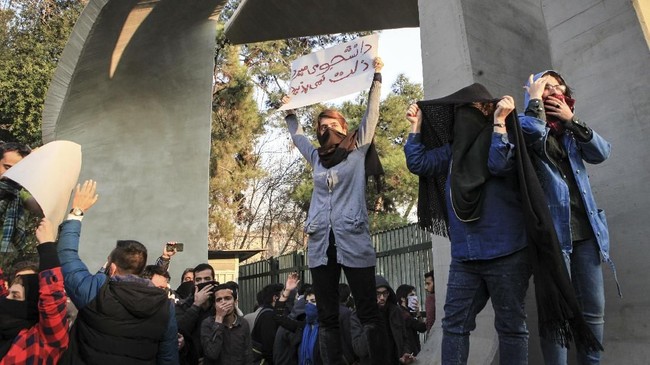 Amnesty International menyatakan pemerintah Iran membunuh sekitar 208 warga untuk meredam aksi demonstrasi menentang kenaikan harga BBM.