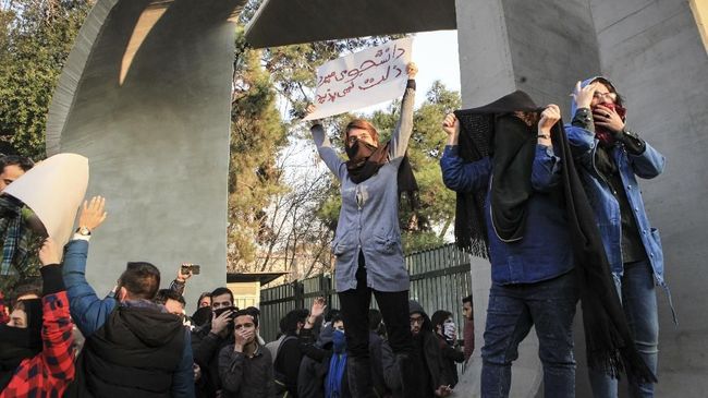 208 Orang Tewas dalam Demo BBM di Iran Amnesty International menyatakan pemerintah Iran membunuh sekitar 208 warga untuk meredam aksi demonstrasi menentang kenaikan harga BBM.