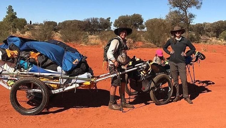 Pasangan ini membawa putrinya yang berumur 15 bulan menjelajah benua Australia dengan jalan kaki dan off road. Wow!