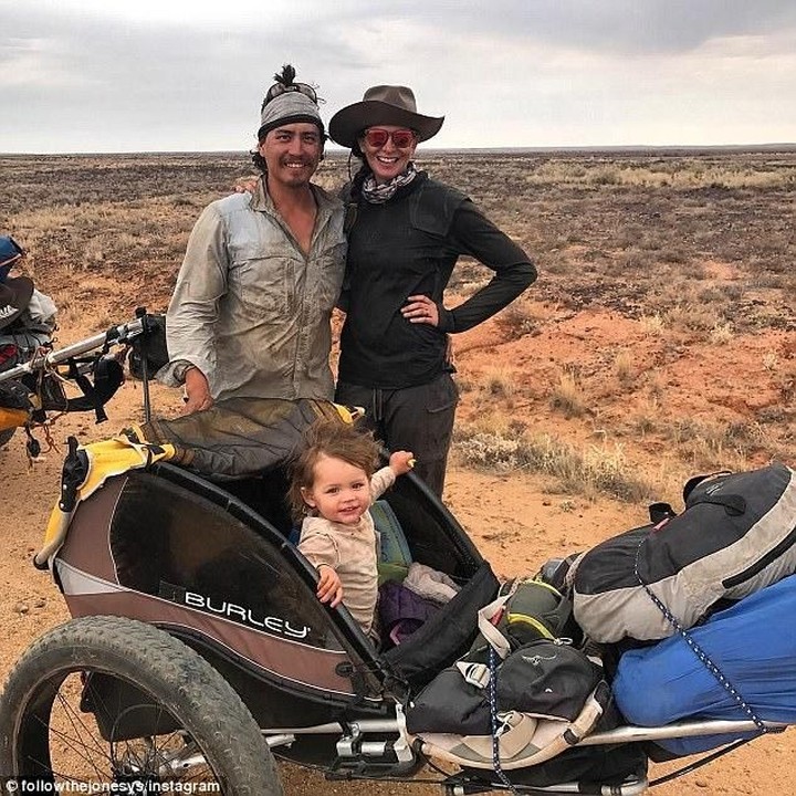 <p>Mereka menempuh perjalanan sepanjang 1.800 km dari Sydney hingga Port Augusta dengan berjalan kaki. (Foto: Instagram @followthejonesys)</p>