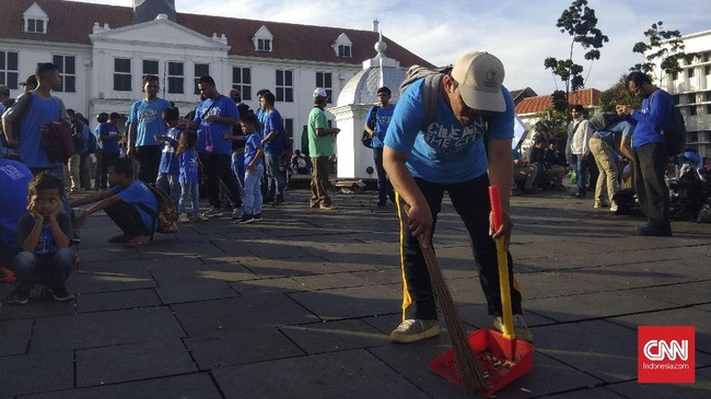 Publik menyambut baik upaya Jemaat Ahmadiyah Indonesia (JAI) dan Humanity First Indonesia (HFI) membersihkan kawasan Kota Tua Jakarta, Senin (1/1).