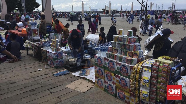 Selain untuk menjaga kebersihan, manajemen Ancol menilai banyaknya lapak pedagang membuat pantai tak sedap dipandang.