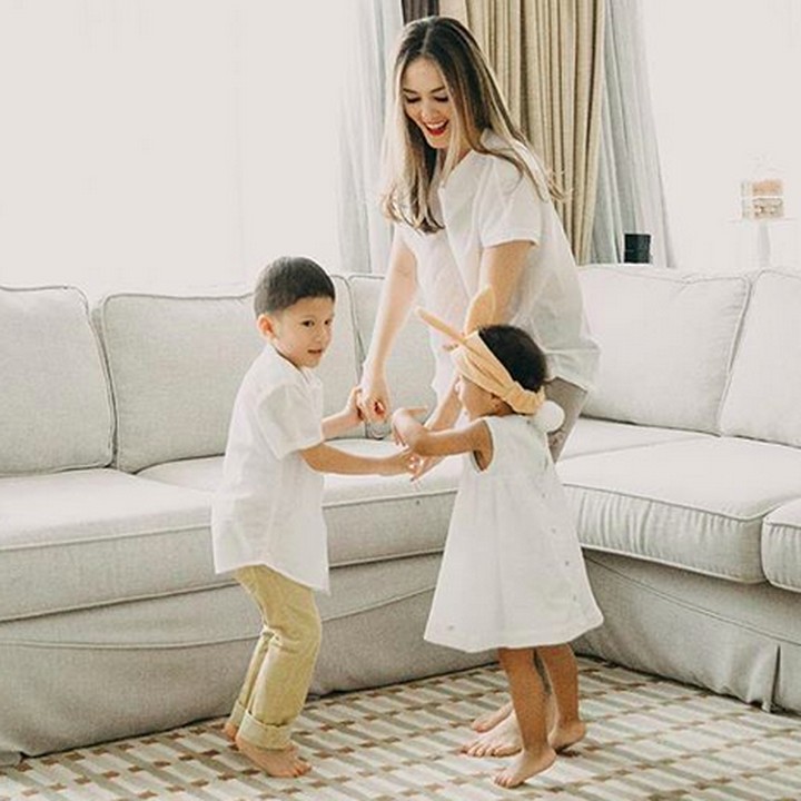 <p>Lagi main apa ya mereka? Seru banget kelihatannya. (Foto: Instagram/ @cathysharon)</p>