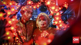 FOTO: Mengikat Janji Suci di Malam Pergantian Tahun