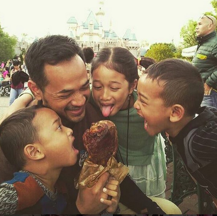<p>Waduh, jangan berebutan gitu makannya. He-he-he. (Foto: Instagram/ @oks_antara)  </p>