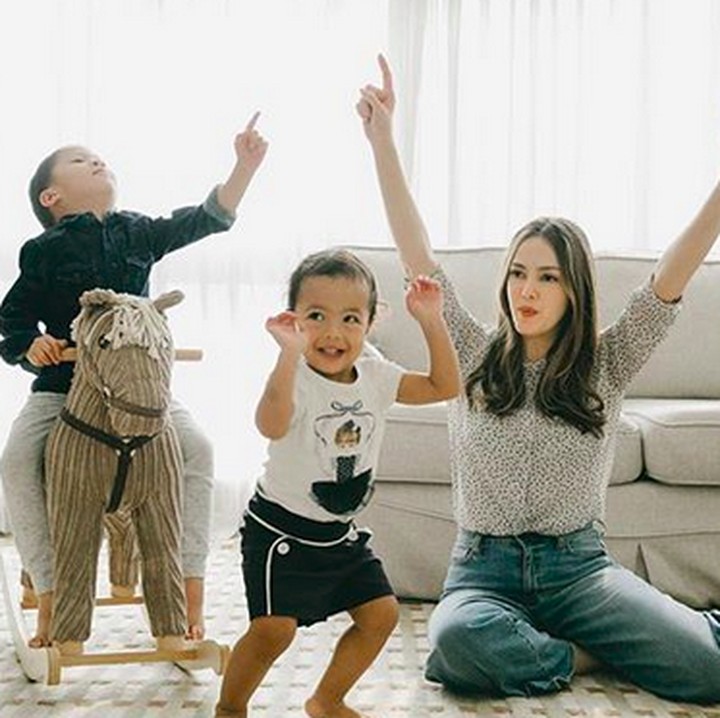 <p>Bunda dan anak ini lagi berpose apa hayo? Hi-hi-hi. (Foto: Instagram/ @cathysharon)</p>