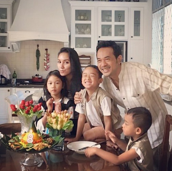 <p>Kalau ini lagi ngerayain ulang tahun si sulung Shara yang ke-8. Tetap kompak kan mereka? (Foto: Instagram/ @oks_antara)  </p>