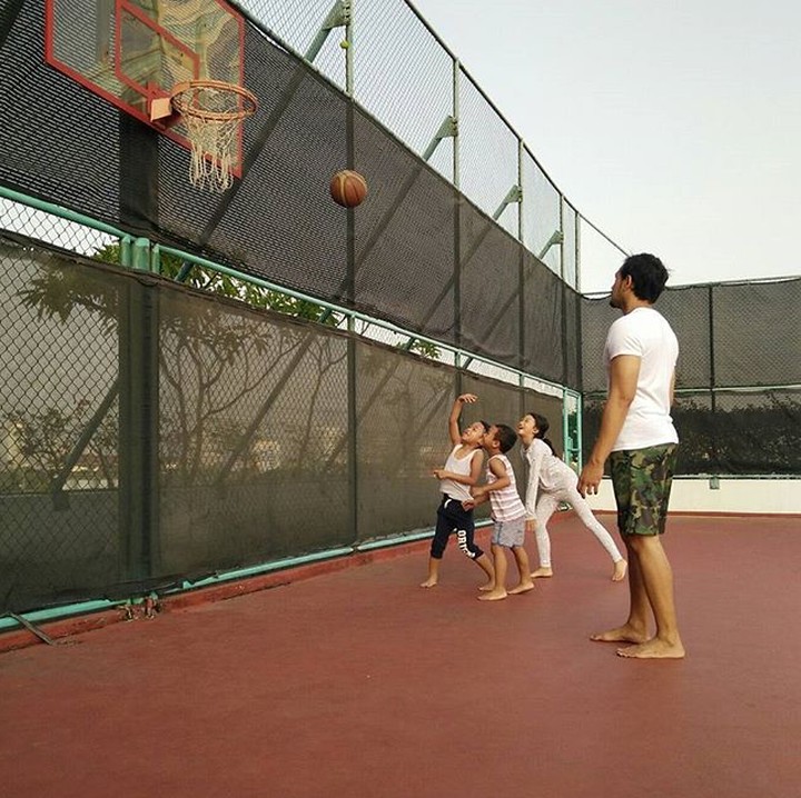 <p>Waktunya olahraga! Seru banget ya Ayah Oka main basket bareng ketiga buah hatinya. (Foto: Instagram/ @lifelivelovelaugh)  </p>