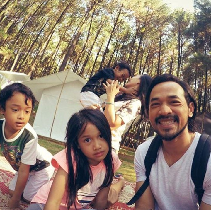 <p>Quality time bareng keluarga dengan berlibur di tengah hutan. Asyiknya! (Foto: Instagram/ @lifelivelovelaugh)  </p>
