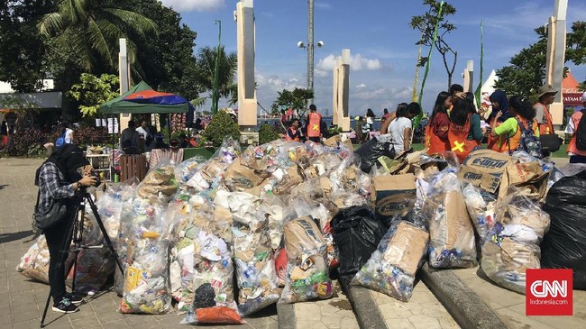 Manajemen Ancol memberikan hadiah kepada para pengunjung yang berhasil membawa sampah dengan berat 2 kg-5kg di kawasan Pantai Lagoon. 