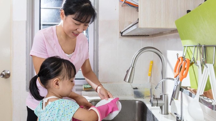 Urus 4 Anak Tanpa Bantuan Pengasuh dan Nggak Drama? Bisa, Bun, Semangat Punya empat anak dan semua urusannya diurus sendiri tanpa bantuan pengasuh. Hmm nggak heboh tuh, Bun?