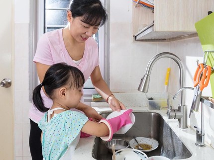 Urus 4 Anak Tanpa Bantuan Pengasuh dan Nggak Drama? Bisa, Bun, Semangat