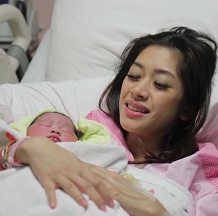 <p>Baby Gaia  di pelukan Bunda Aliya. (Foto: Instagram/ @ibasyudhoyono)  </p>