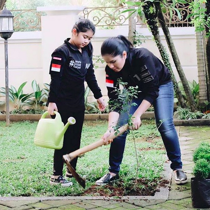 <p>Pakai baju yang sama dengan rambut dikuncir kuda gini, Bunda Annisa sama Aira kayak adik kakak deh. (Foto: Instagram/ @annisayudhoyono)  </p>