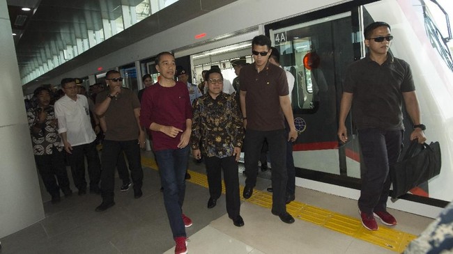 Penyandang disabilitas masih mengeluhkan soal kurangnya fasilitas pada KA Bandara. Presiden Jokowi pun akan membicarakannya dengan Menhub.