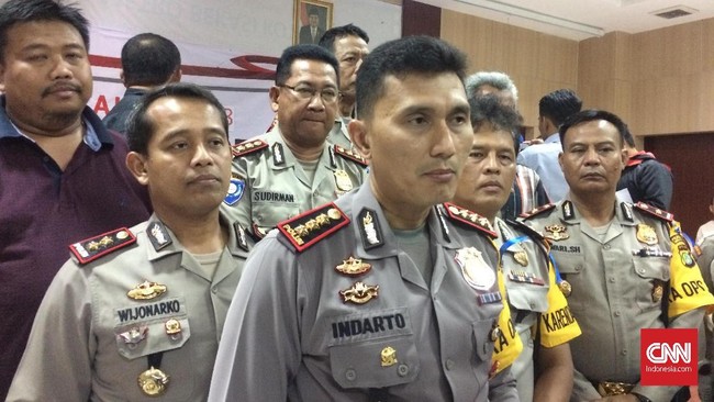 Disebut hendak lerai perkelahian di kafe, Bripka Aris Triyogo jadi korban penganiayaan karena terkena hantaman botol miras dari seorang pria mabuk.
