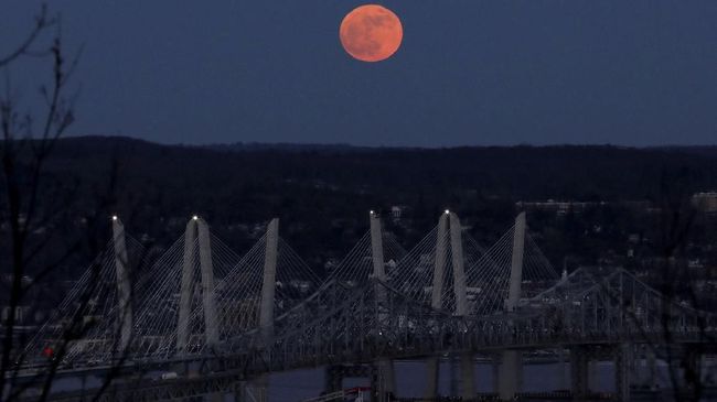 Sejumlah selebriti Hollywood juga menikmati fenomena gerhana bulan dan supermoon, mulai dari Chrissy Teigen, Ariana Grande, hingga Halle Berry.
