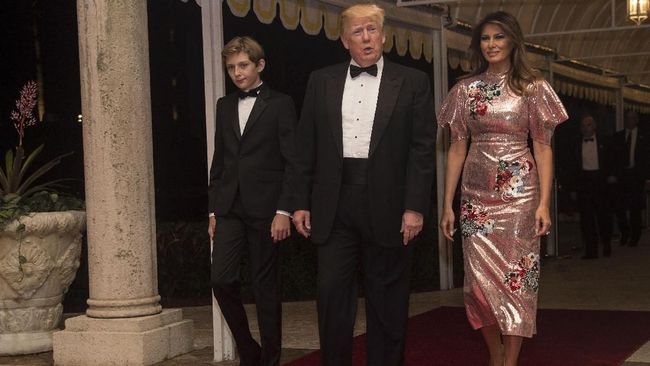 Dalam pesta pergantian tahun 2018, Melania Trump terlihat tampil mencolok dengan dress body contour sequin berwarna pastel.