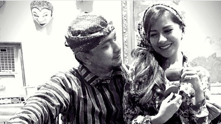 Romantisme tiap pasangan berbeda-beda. Nah, untuk artis Meisya Siregar romantis itu ya ketika rambutnya dicatokin sang suami.