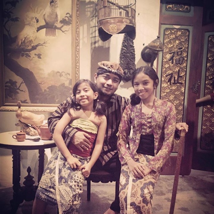 <p>Ayah dan kedua anak gadisnya yang cantik. (Foto: Instagram @meisya_siregar)</p>