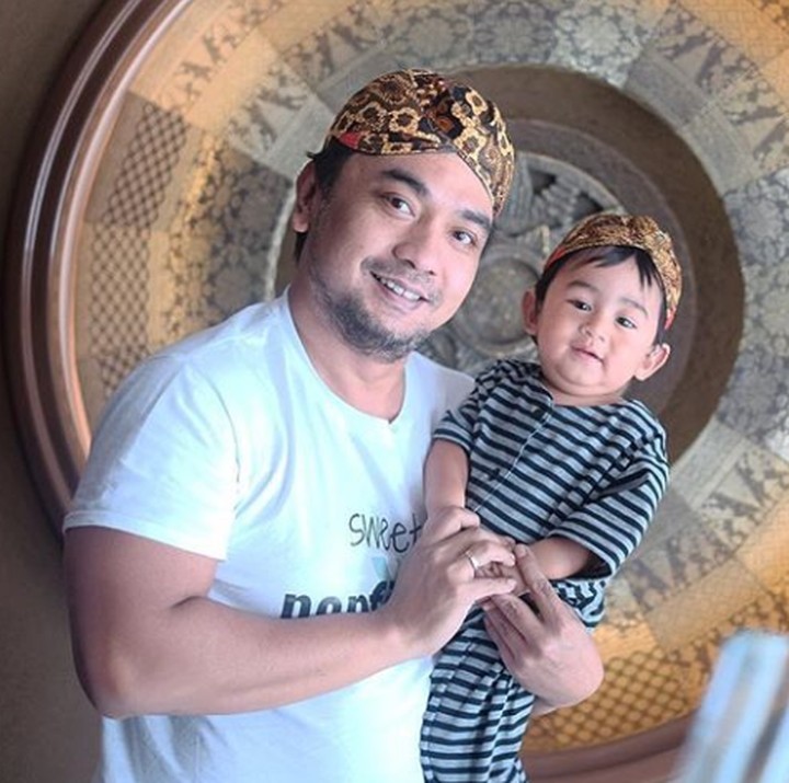 <p>Ayah dan anak kompak pakai blangkon. Lucunya Baby B... (Foto: Instagram @meisya_siregar)</p>