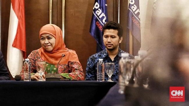 Survei Charta Politika Pilkada Jatim 2018 menunjukkan elektabilitas Khofifah-Emil sebesar 44,6 persen lebih tinggi tipis dari Gus Ipul-Puti dengan 43,8 persen.
