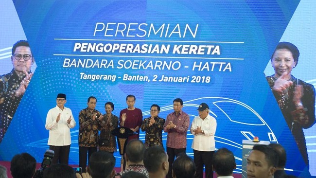 Di pagi awal tahun baru 2018, Indonesia dikejutkan kehadiran sang presiden yang tampil berbalut kaus saat meresmikan kereta bandara di Soekarno Hatta kemarin.