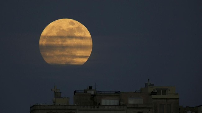 BMKG memperingatkan akan terjadi air laut pasang hingga Selasa (22/1) sebagai dampak fenomena supermoon.