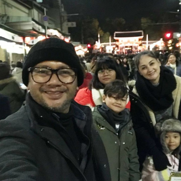 <p>Mona Ratuliu menghabiskan tahun baru di tengah keramaian di Jepang bareng keluarga nih. (Foto: Instagram/monaratuliu)</p>
