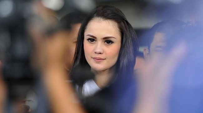 Jennifer Dunn menjadi artis pertama yang ditangkap polisi karena tersangkut kasus narkotik pada 2018.