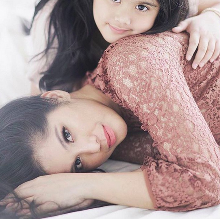 <p>Pose kayak gini, Bunda Annisa dan Aira sama-sama cute maksimal. (Foto: Instagram/ @annisayudhoyono)  </p>