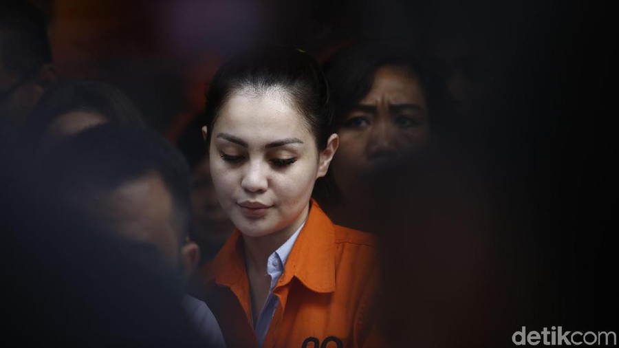 Polda Metro Jaya meliris kasus Jennifer Dunn yang tersandung kasus narkoba, Selasa (2/1/2018). Dalam rilis tersebut polisi juga menghadirkan Jennifer Dunn serta barang bukti yang disita saat penangkapan.