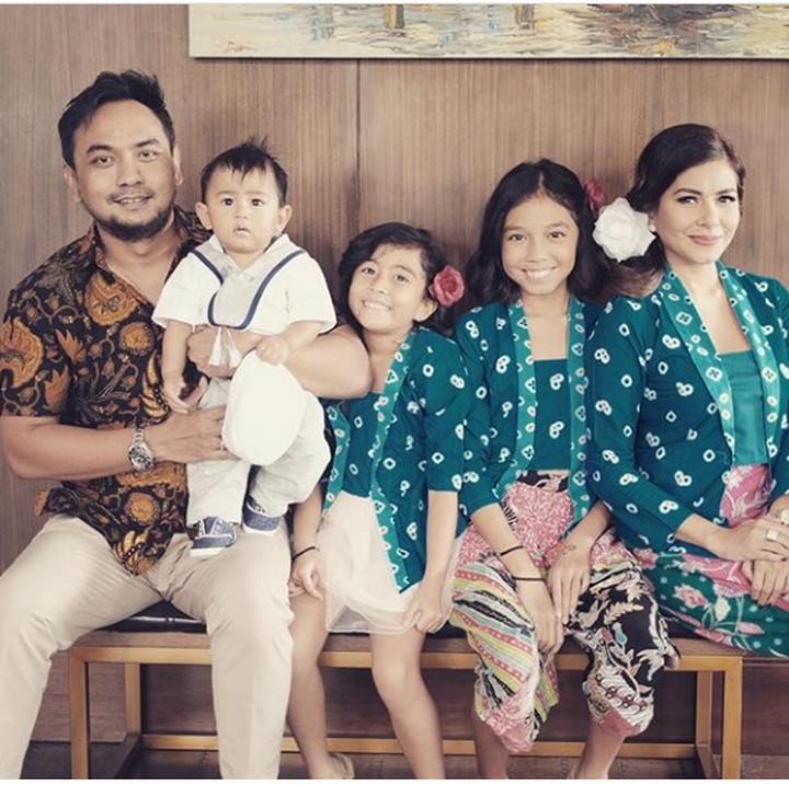 <p>Suit suit... Cantiknya para perempuan pujaan Ayah Bebi kompakan pakai kutu baru. (Foto: Instagram @bebi_romeo)</p>