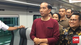 Jokowi Soal Kaus: <i>Ntar</i> Bosan Kalau Pakai Jas