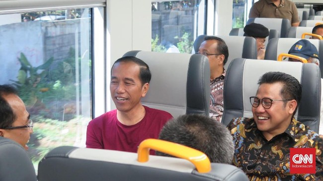 Presiden Jokowi didampingi Ketua Umum PKB Muhaimin Iskandar pada peresmian KA Bandara. Namun, belum jelas kepentingan pendampingan itu.