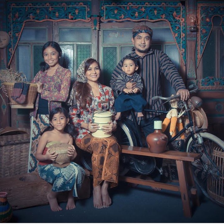 <p>Terinspirasi bikin foto keluarga dengan tema tradisional seperti ini juga, Bun? (Foto: Instagram @meisya_siregar)</p>