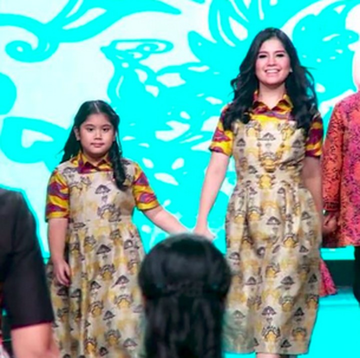 <p>Begini aksi ibu dan anak ini di atas catwalk. Sama-sama kece! (Foto: Instagram/ @annisayudhoyono)  </p>