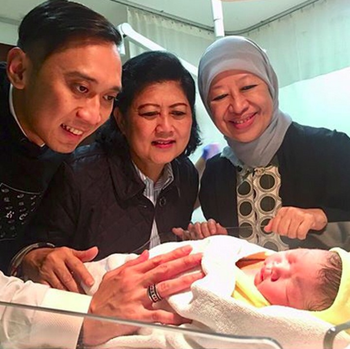 <p>Bersama kedua Eyang Putrinya dan ayah tersayang. (Foto: Instagram/ @ibasyudhoyono)  </p>