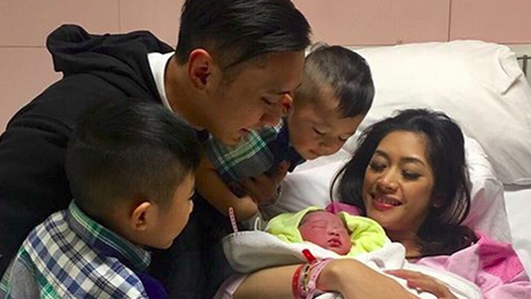 Aliya Rajasa sama Ibas dikaruniai bayi perempuan yang dikasih nama Gayatri Idalia Yudhoyono. Hmm, apa makna nama indah itu ya?