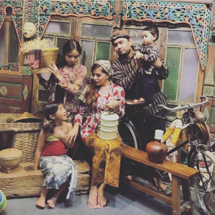 <p>Tema fotonya adalah keluarga Jawa, jadi keluarga selebriti Meisya Siregar dan Bebi Romeo kompak pakai baju adat Jawa. Lihat, Bun, propertinya juga mendukung banget kan. (Foto: Instagram @meisya_siregar)</p>