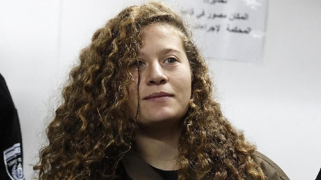 Pengadilan militer Israel memperpanjang masa penahanan remaja Palestina penampar tentara, Ahed Tamimi.