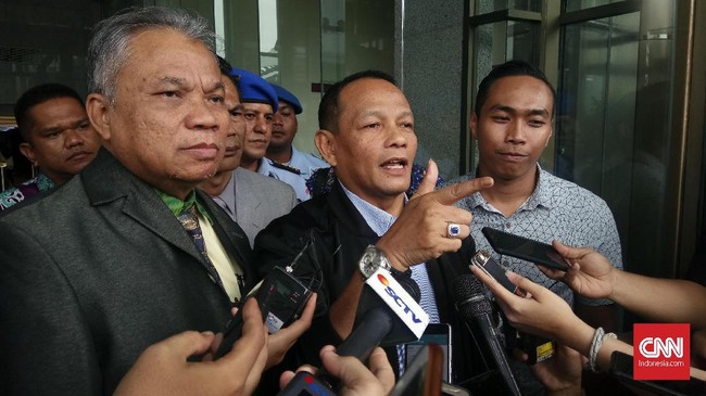 Hakim membandingkan absennya eks KSAU dengan para hakim agung yang pernah hadir sidang kasus korupsi. Dia minta KPK serius mendatangkan eks KSAU.