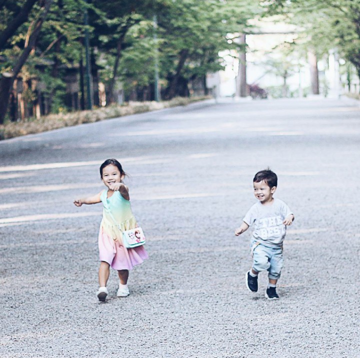 <p>Semangat banget sih kakak adik yang satu ini. Hati-hati, Nak, nanti jatuh.  (Foto: Instagram/jenniferbahcdim)</p>
