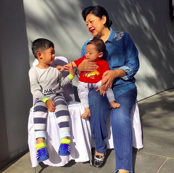<p>Hmm, apa ya yang lagi diobrolin Ani Yudhoyono sama kakak beradik Airlangga dan Sakti? (Foto: Instagram/ @aniyudhoyono)</p>