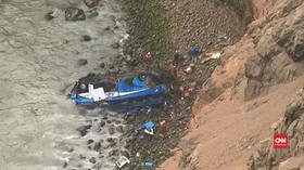 VIDEO: Penyelamatan Korban Bus Terjun dari Tebing di Peru