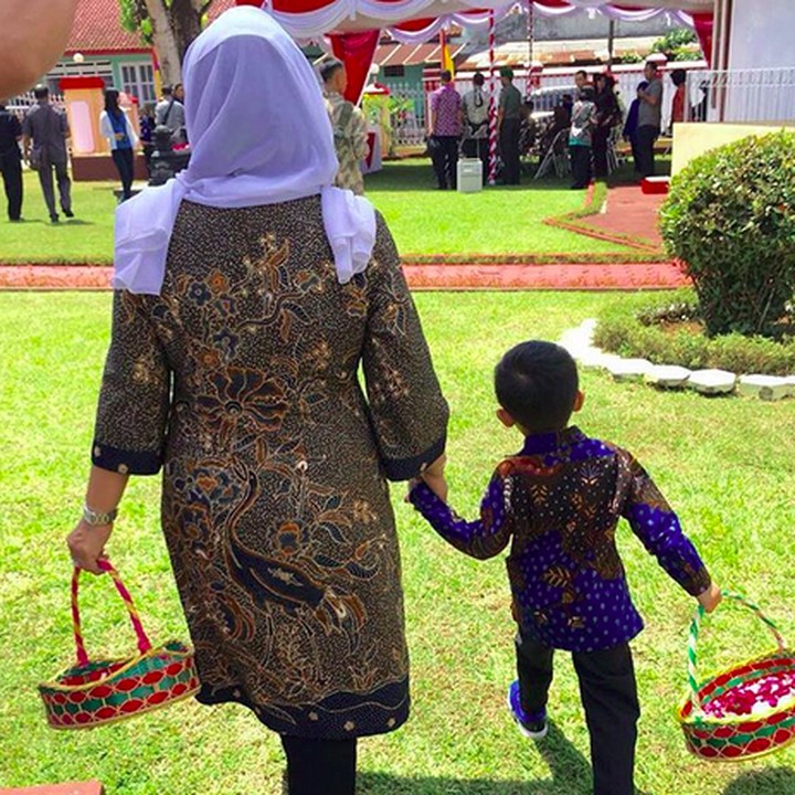 <p>Masih sama Airlangga, memo nyekar ke makam leluhur di Purworejo nih. (Foto: Instagram/ @aniyudhoyono)</p>